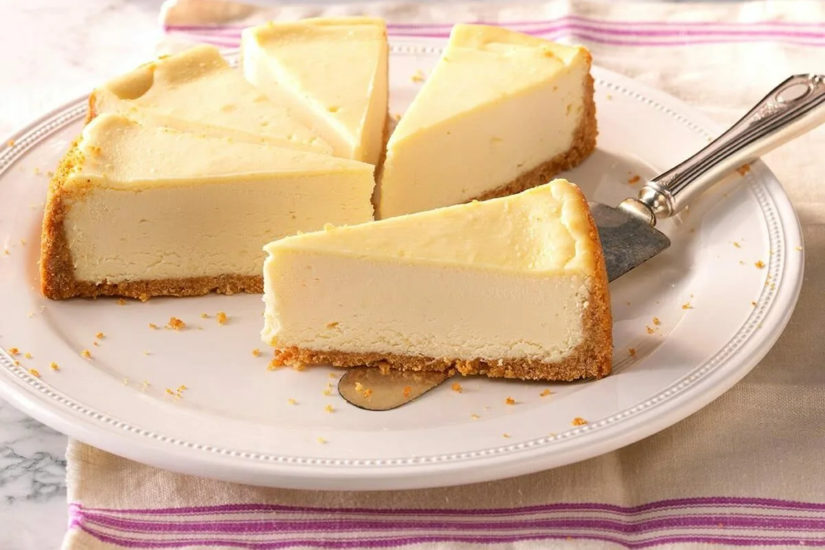 Pozabite na pečico: Tako pripravite okusen vaniljev cheesecake s samo 6 sestavinami