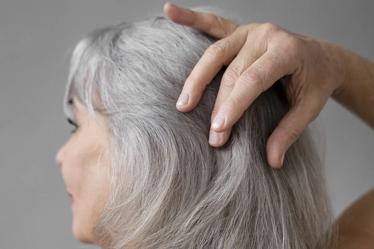 Ena žlička olivnega olja na teden: naravni trik, ki upočasni sivenje, naredi lase goste