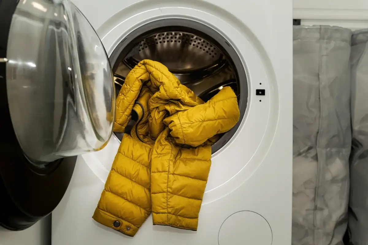 Kako oprati puhasto jakno doma in ohraniti njeno toploto in obliko