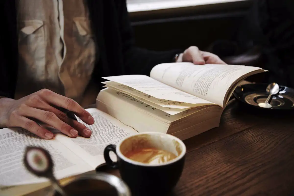 Osebna rast skozi navade: Preberite 10 strani zjutraj – in čez mesec ideje tečejo kot reka