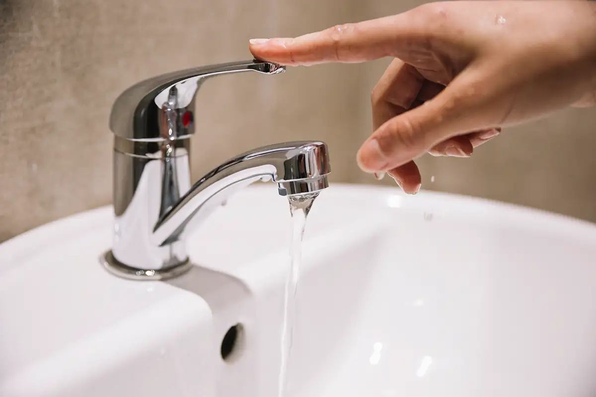 Kako otroke naučiti varčevanja z energijo – da bodo že mali pravi ekološki junaki