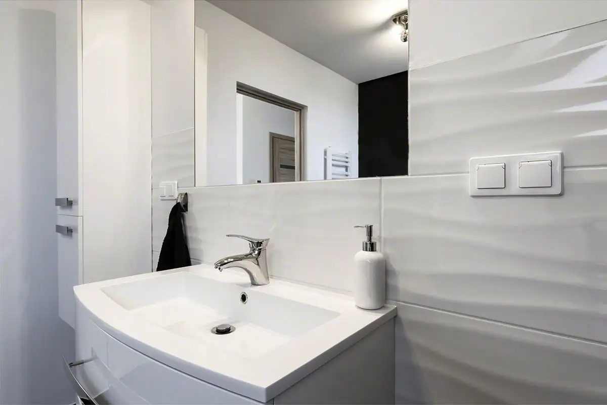 Kako izbrati ploščice za majhno kopalnico – 7 strokovnih nasvetov, da bo videti dvakrat večja in zračna