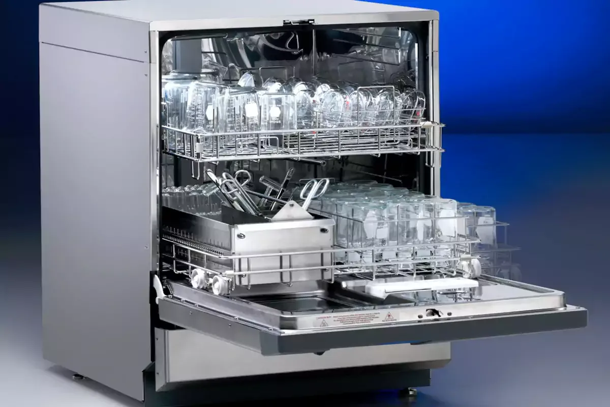 V pomivalnem stroju ali pod pipo: kateri način pomivanja posode je cenejši