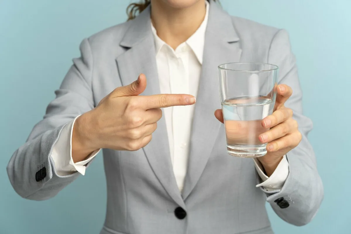 Zakaj ljudje postavljajo kozarec vode na glavo: priljubljen domači trik, ki nima znanstvene podlage