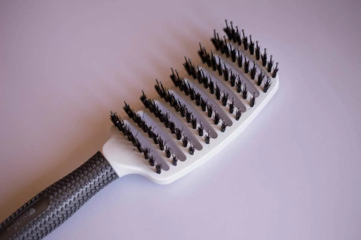 Od polnilca do zobne ščetke: 8 stvari, ki jih najpogosteje pozabimo na potovanjih (in kako to končno preprečiti)