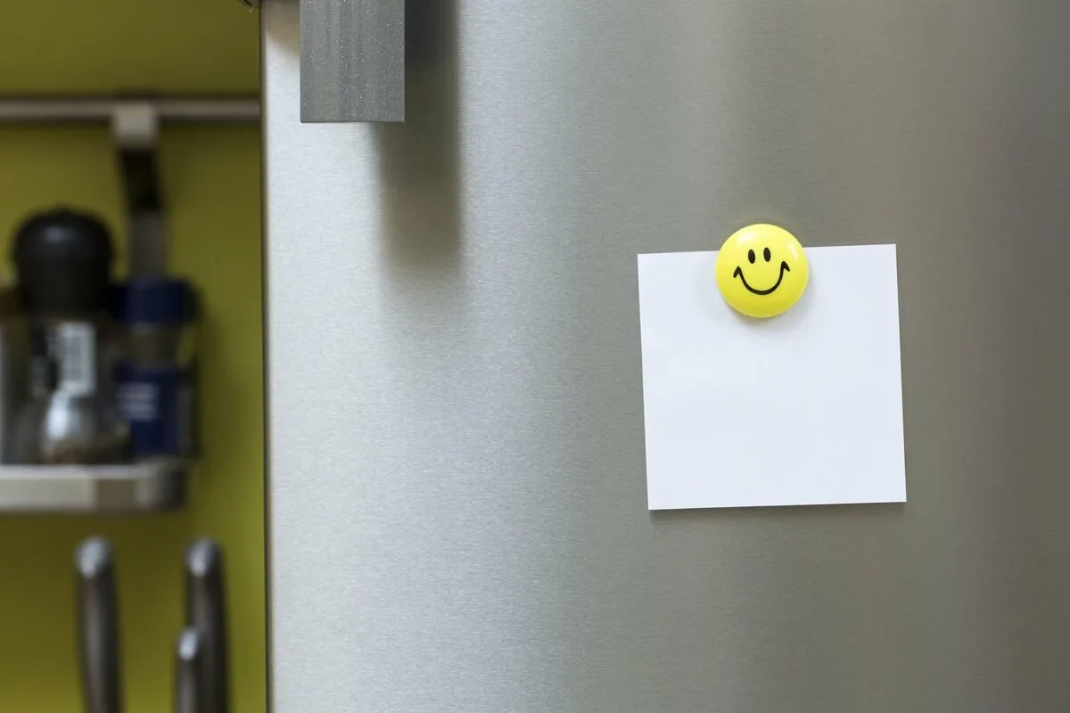 Od polnilca do zobne ščetke: 8 stvari, ki jih najpogosteje pozabimo na potovanjih (in kako to končno preprečiti)