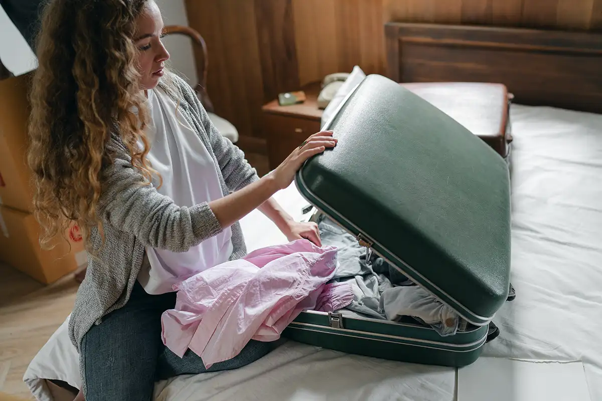 Od polnilca do zobne ščetke: 8 stvari, ki jih najpogosteje pozabimo na potovanjih (in kako to končno preprečiti)