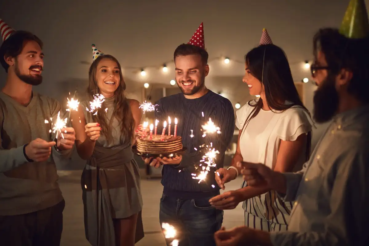Kaj pomeni, če radi praznujete rojstni dan z veliko zabavo: psihološki pogled