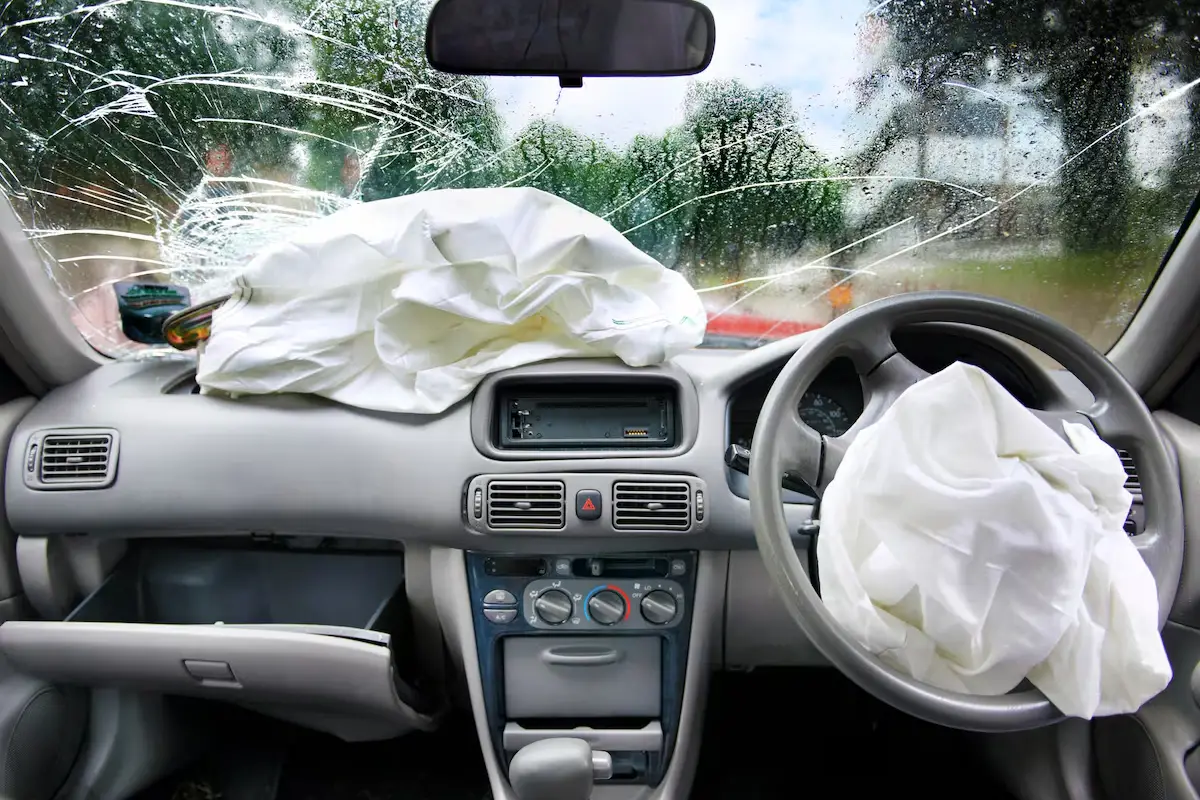 Ne postavljajte predmetov ali nog na armaturno ploščo – resne posledice za varnost