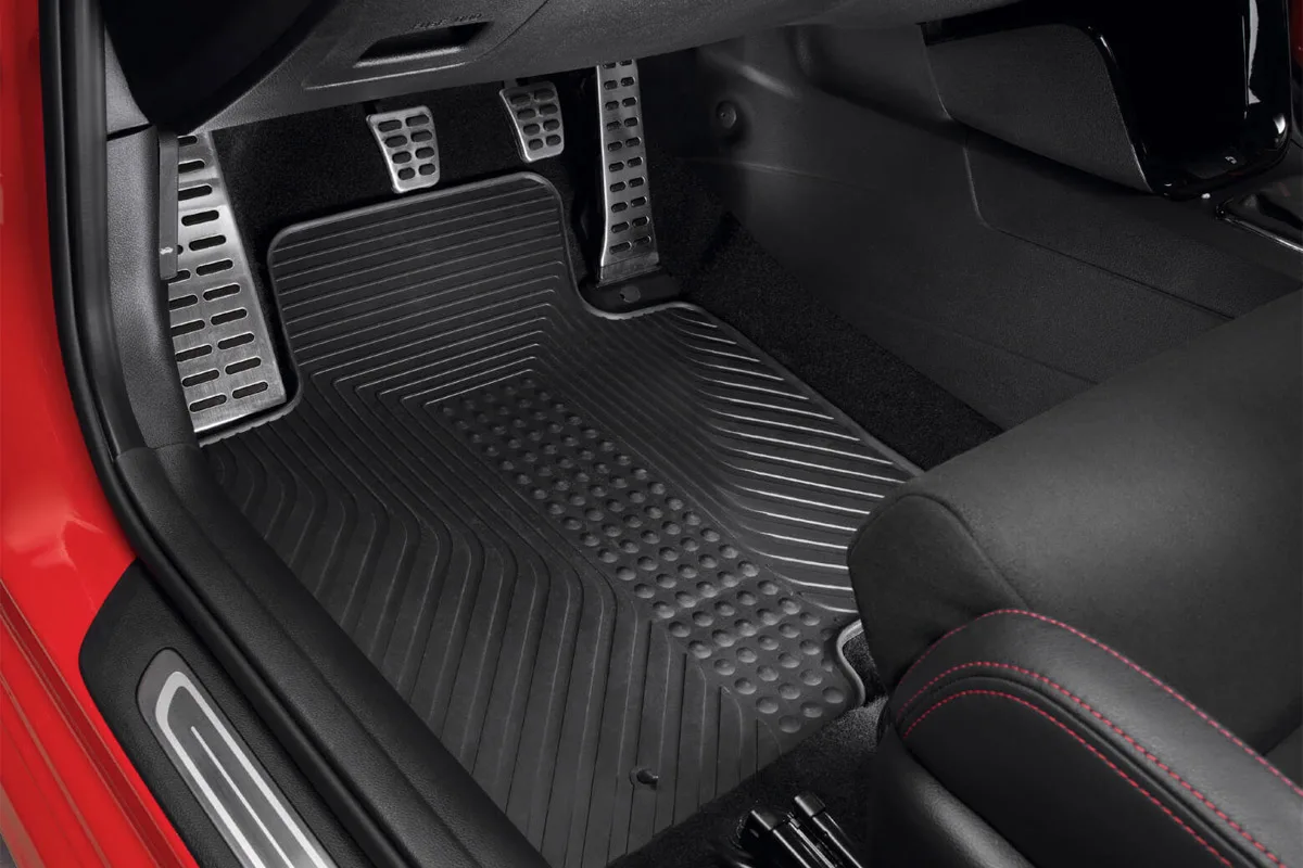 Popolni trik za vaš avto: Zakaj je priporočljivo preproge v avtu poškropiti z belim kisom?