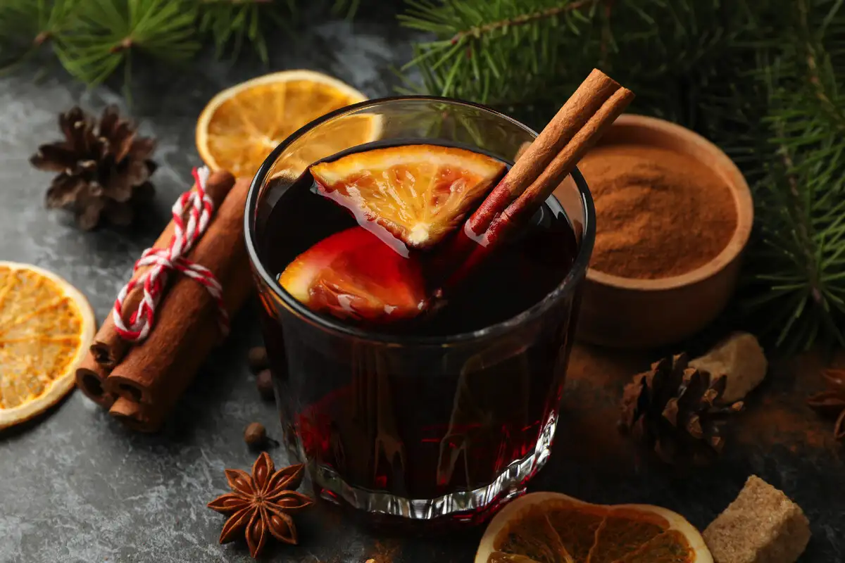 Topel in Aromatčen: Preprost Recept za Brezalkoholni Kuhanček (Glühwein)