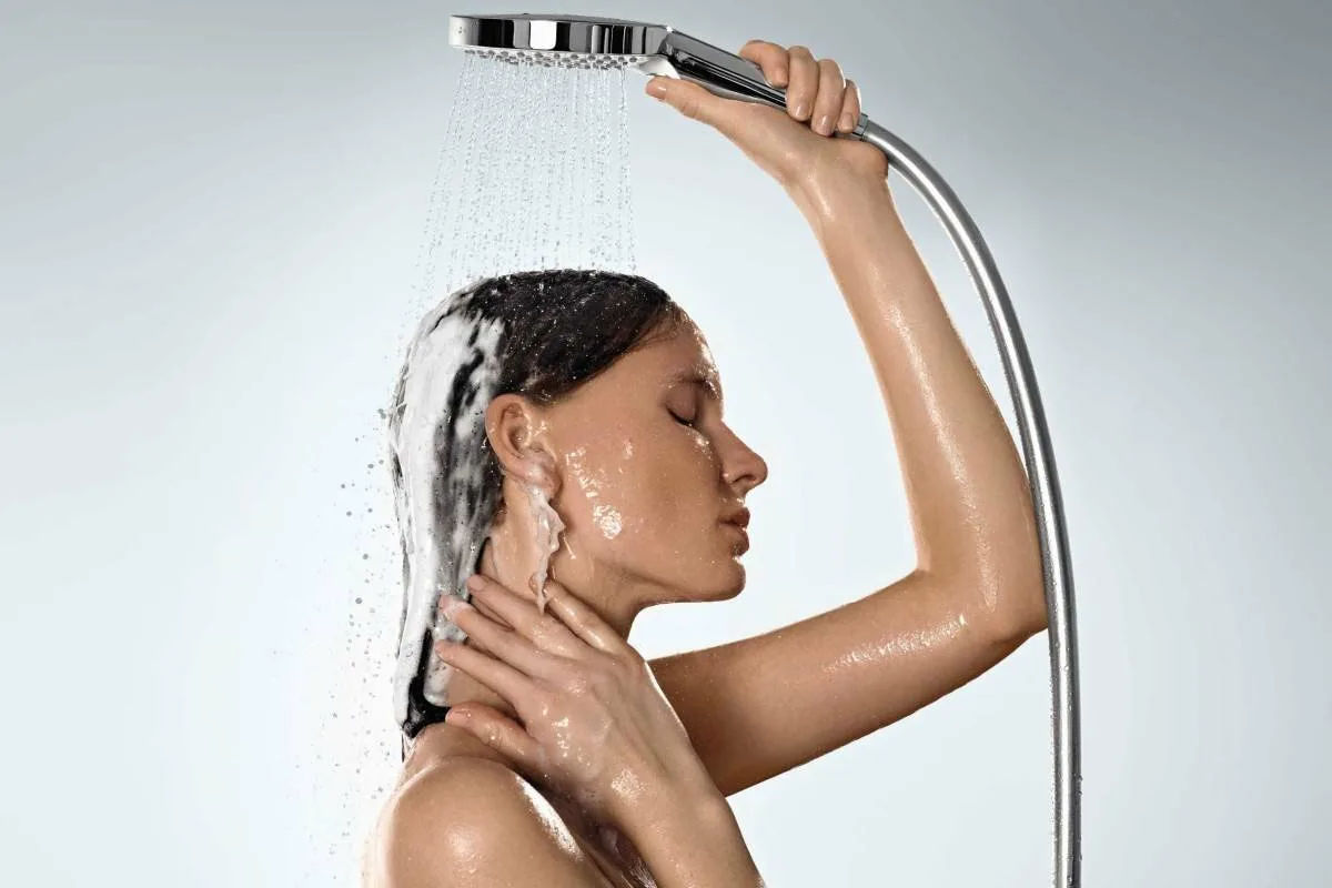 Kaj vaš način prhanja razkriva o osebnosti: Od jutranje energije do nočnega rituala