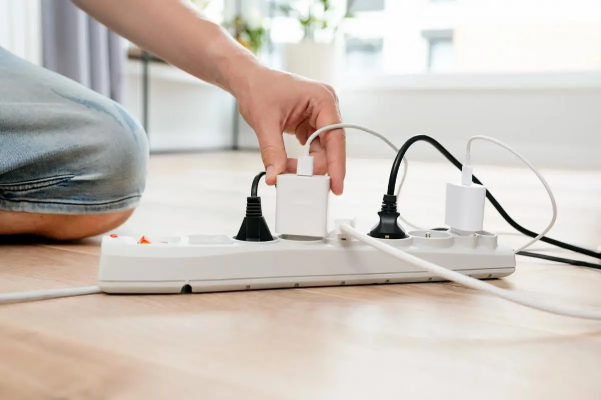 5 naprav, ki jih nikoli ne priključujte na podaljšek: opozorilo pred nevarnostmi