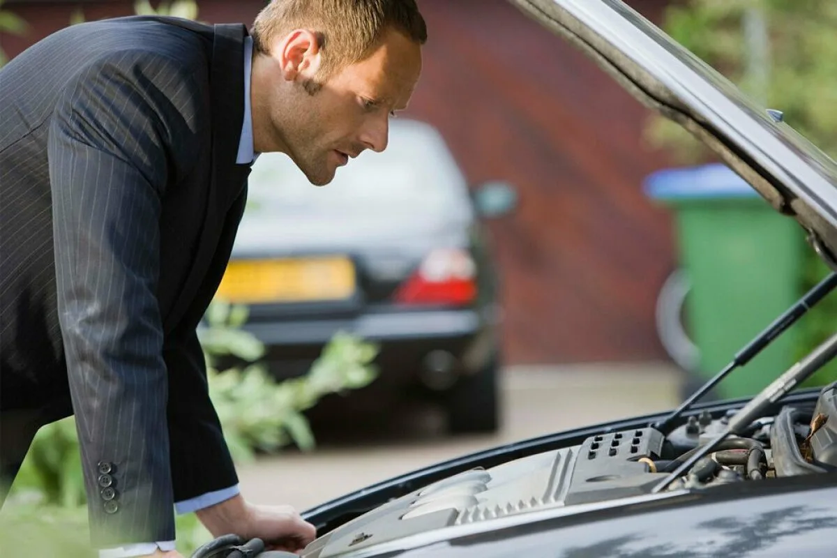 Če rabljen avto kaže te znake, zapusti oglas in beži – izkušeni mehaniki pravijo, da te nič ne more rešiti