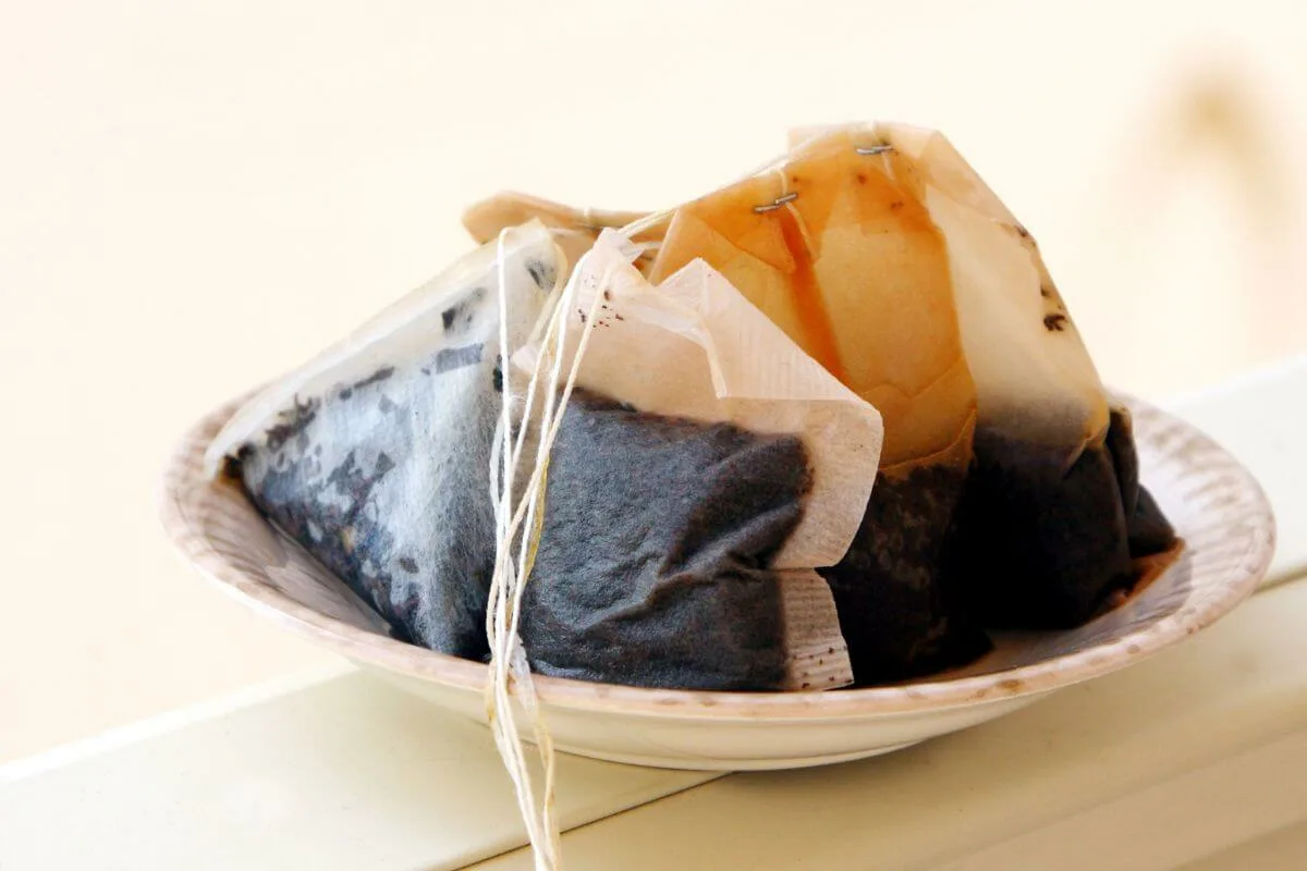 5 Uporabnih Načinov, Kako Doma Uporabiti Rabljene Čajne Vrečke: Naravni Pomočnik v Gospodinjstvu