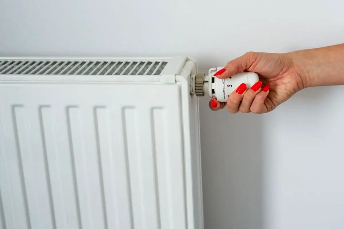 Kako doseči, da radiatorji v hiši ali stanovanju res dobro grejejo – ena sama stvar spremeni vse