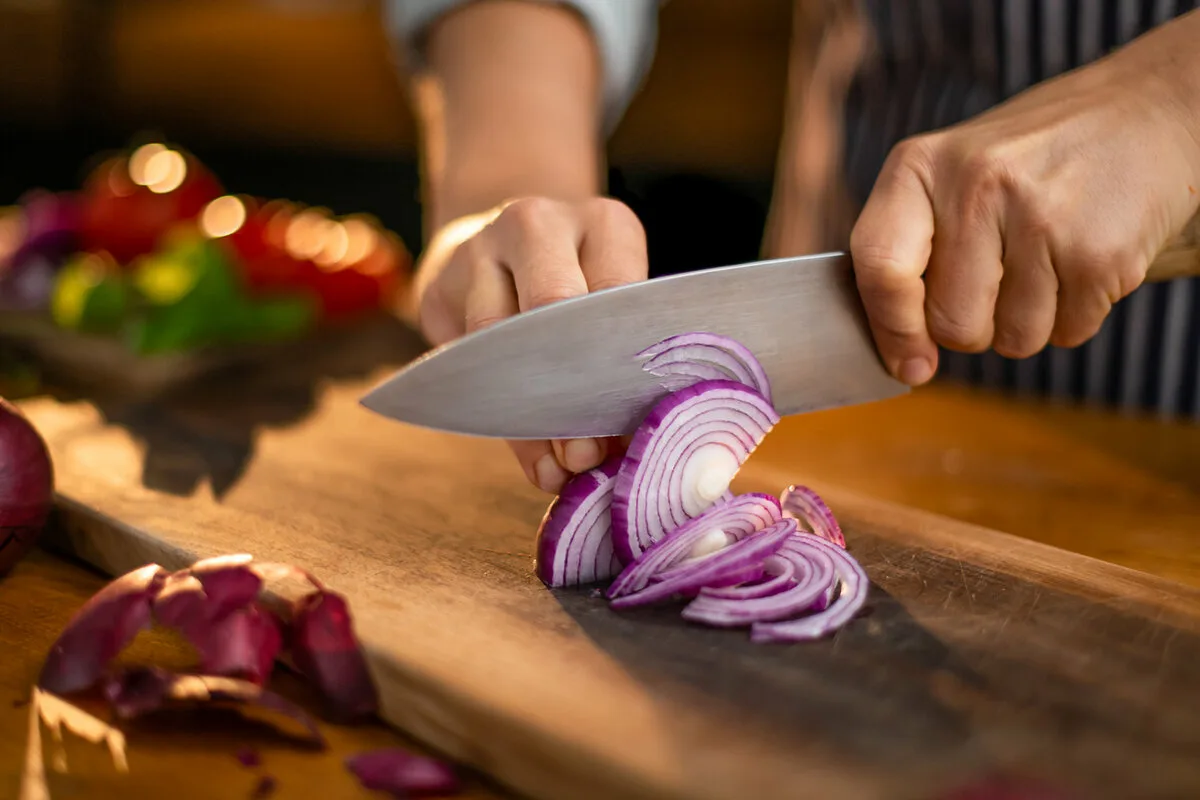 Znanstveniki odkrili nov trik za rezanje čebule brez solz 