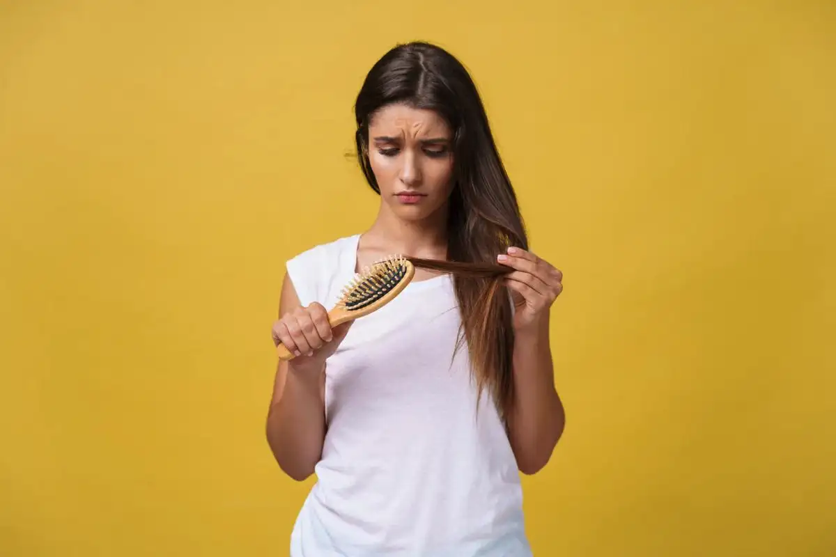 Pet vsakodnevnih navad, ki ti dobesedno “režejo” lase