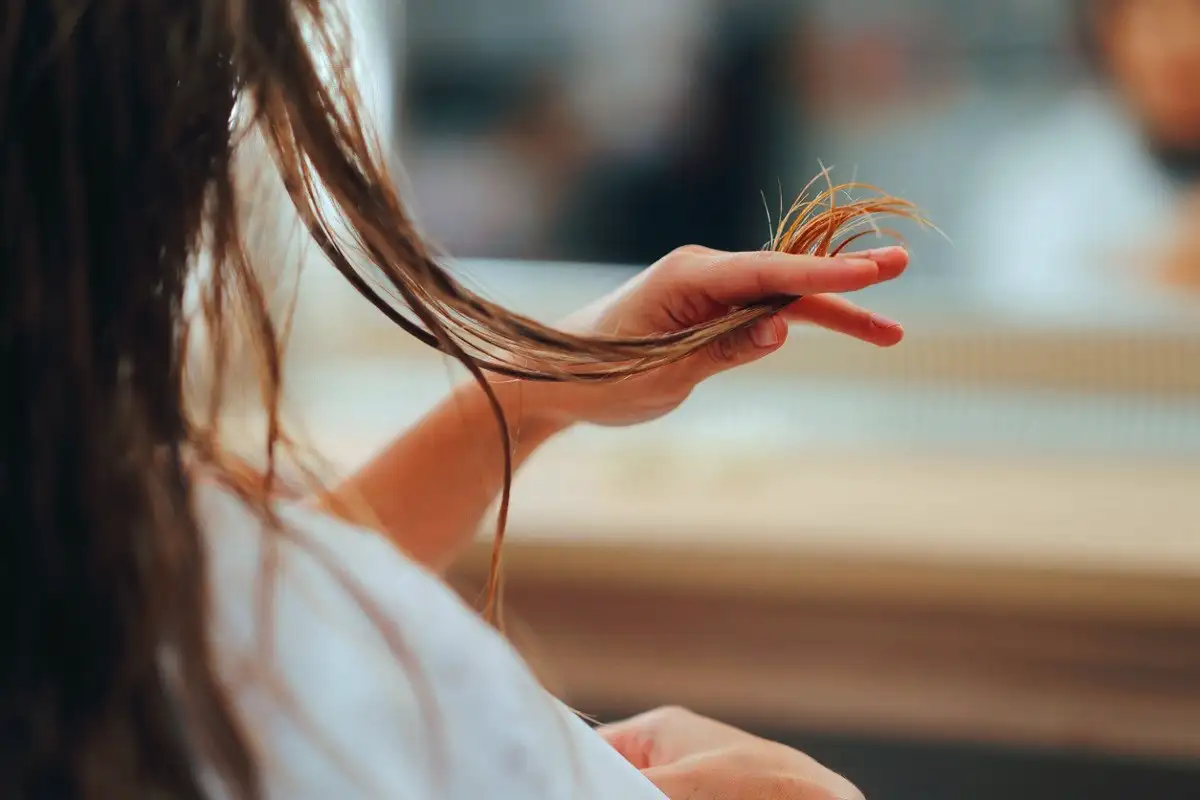 Pet vsakodnevnih navad, ki ti dobesedno “režejo” lase