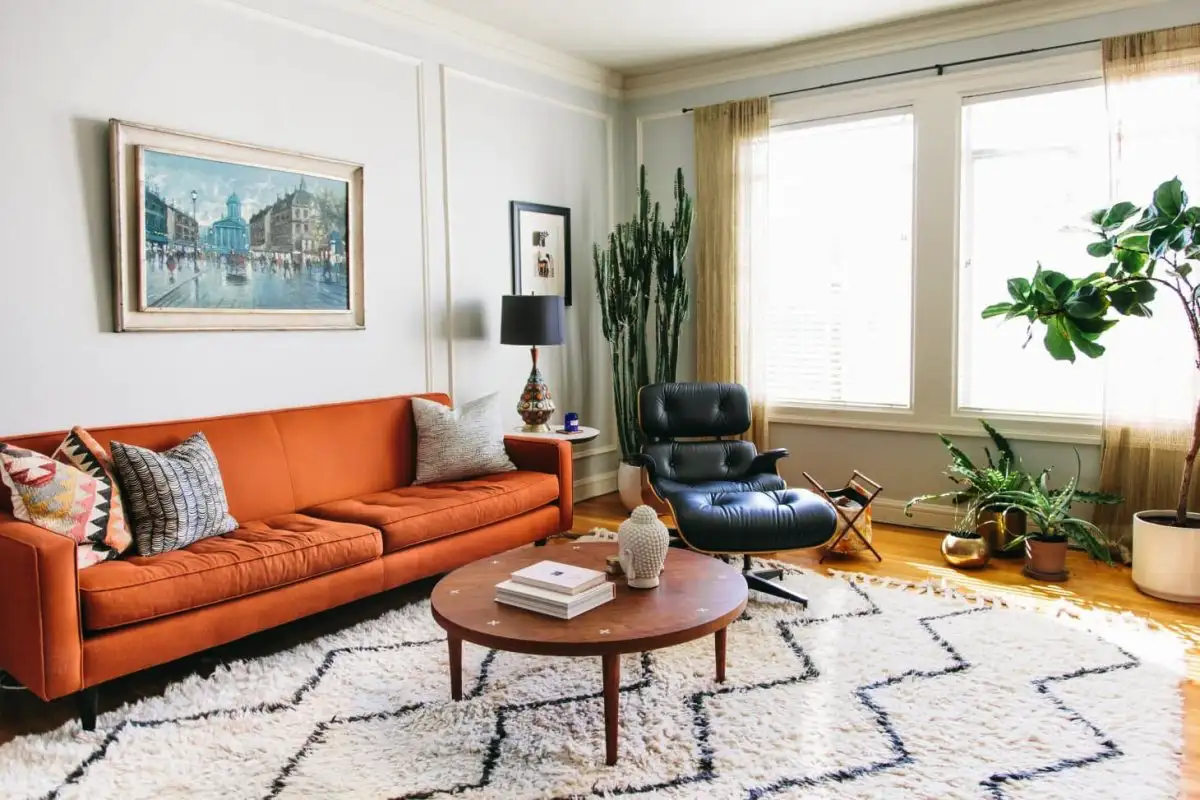 Preproga samo pod sprednje noge kavča: Tla brez prask, stopala pa topla kot v planinski brunarici