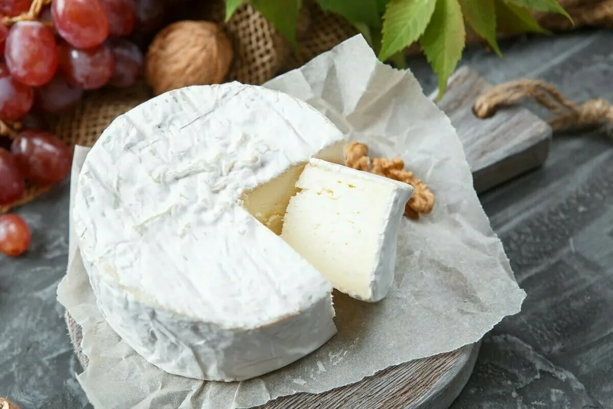 Kateri sir se izogibati pri hujšanju – in zakaj ga vseeno ne izbrišite iz jedilnika