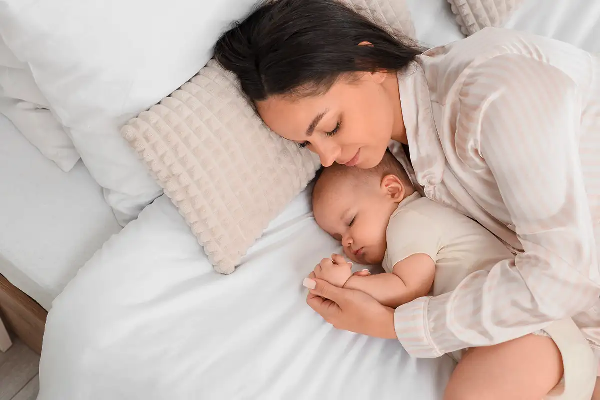 Skupno Spanje Z Otrokom: Koristi Skupnega Spanja in Varnost Pri Spanju