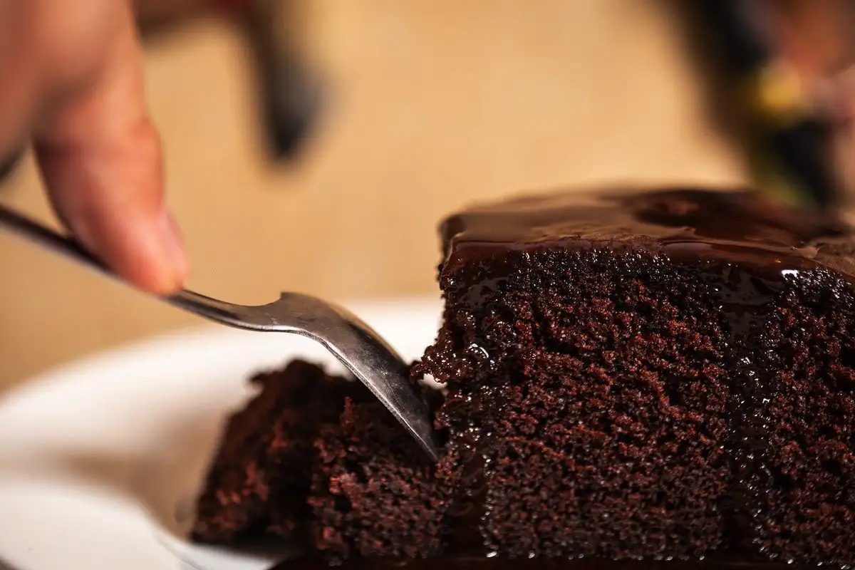 Najbolj sočen čokoladni kolač na svetu – in skrivnost, ki jo pozna samo peščica slaščičarjev
