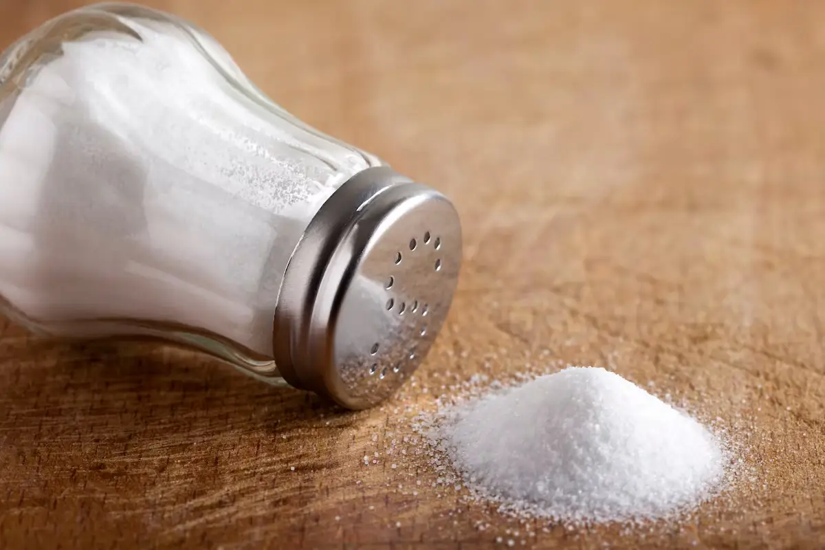 Sol na vhodu v stanovanje: najmočnejši, najcenejší in najhitrejši trik, ki v 24 urah spremeni tvoj dom v oazo miru