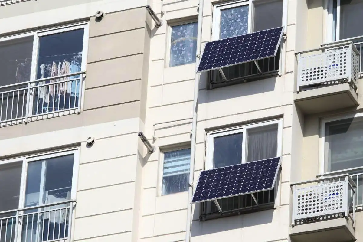 Sončne panele na balkonu: 300 kWh letno in minus 45 € na računu v Mariboru