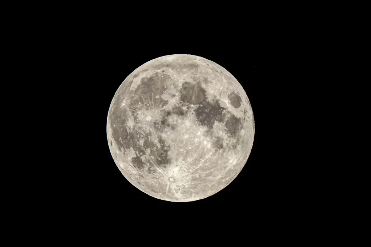 Superluna Castor 5. novembra: ritual z medom, ki v 7 dneh prikliče denar, ljubezen ali mir – naredite ga v 5 minutah pod oknom, brez sveč ali incense