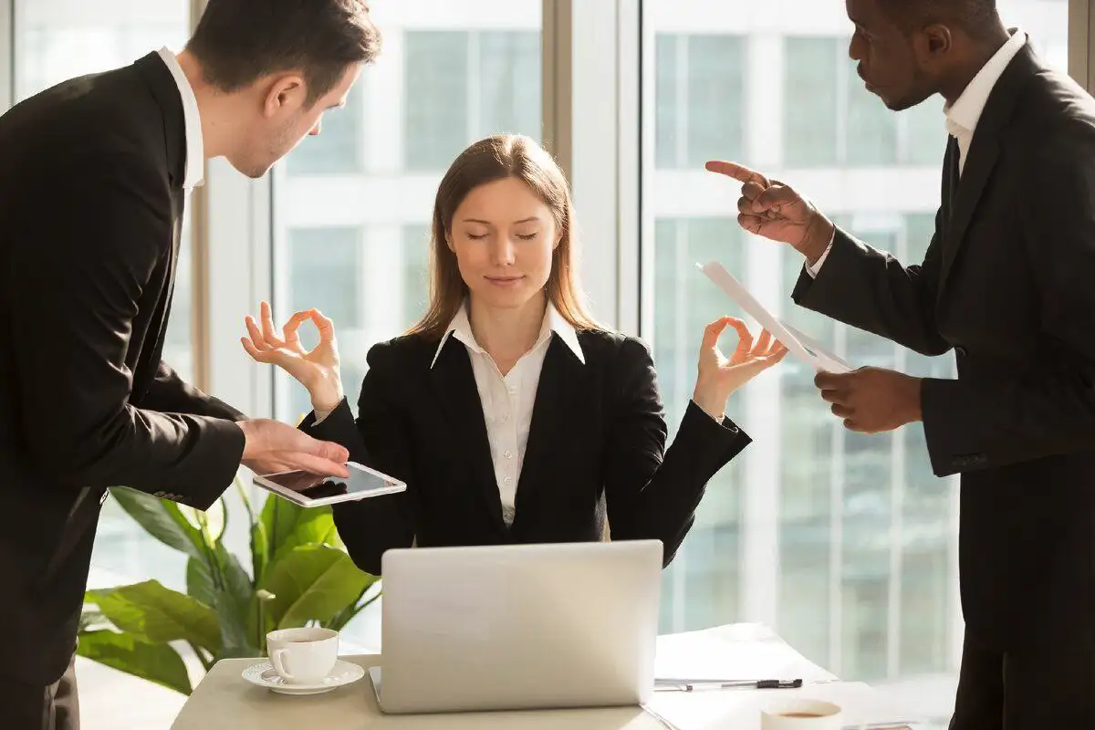 5 navad odraslih, ki kažejo na težavno otroštvo: Psihologi razkrivajo nevidne sledi