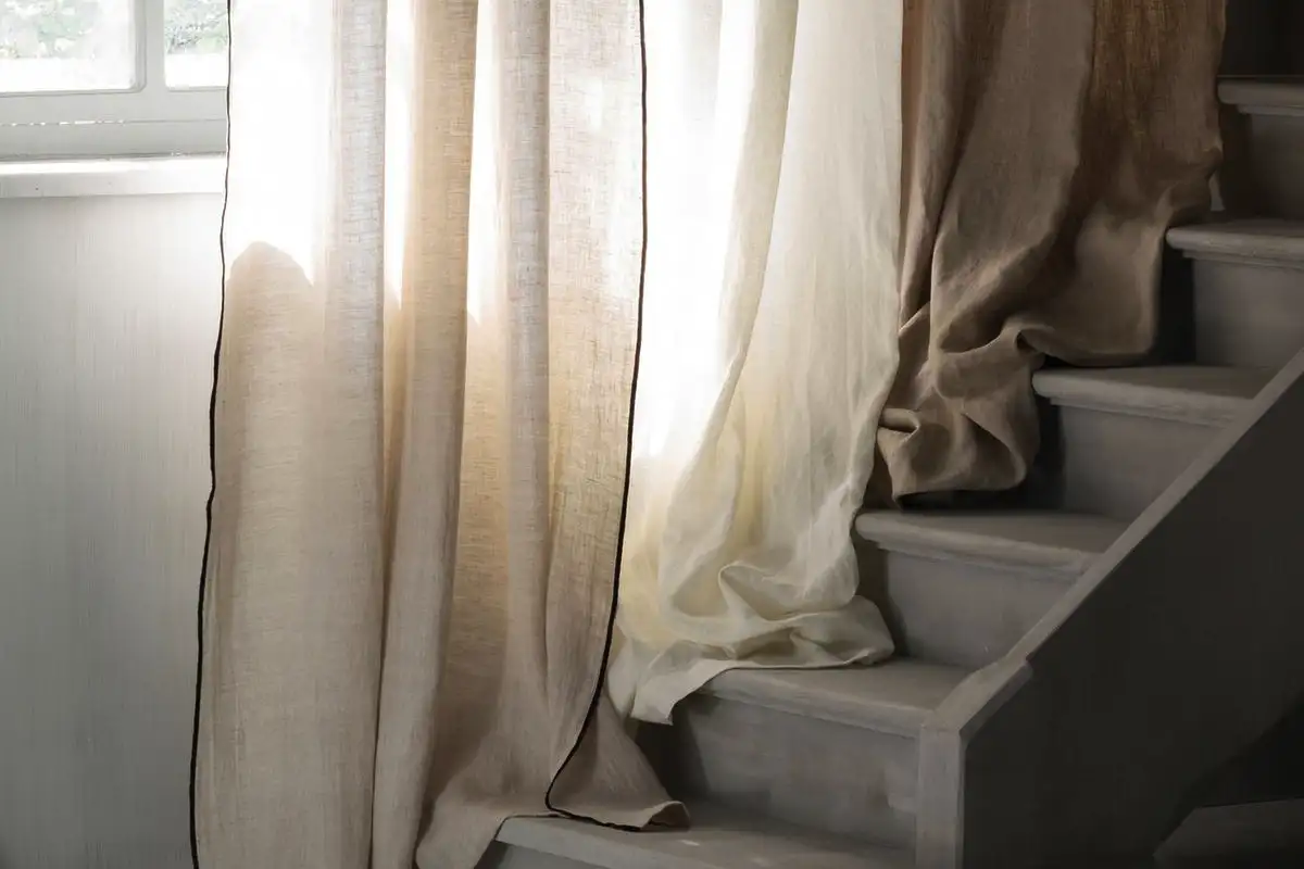 Težke zavese so iz mode v sodobnih dnevnih sobah: trend, ki prinaša svetlobo in prostornost