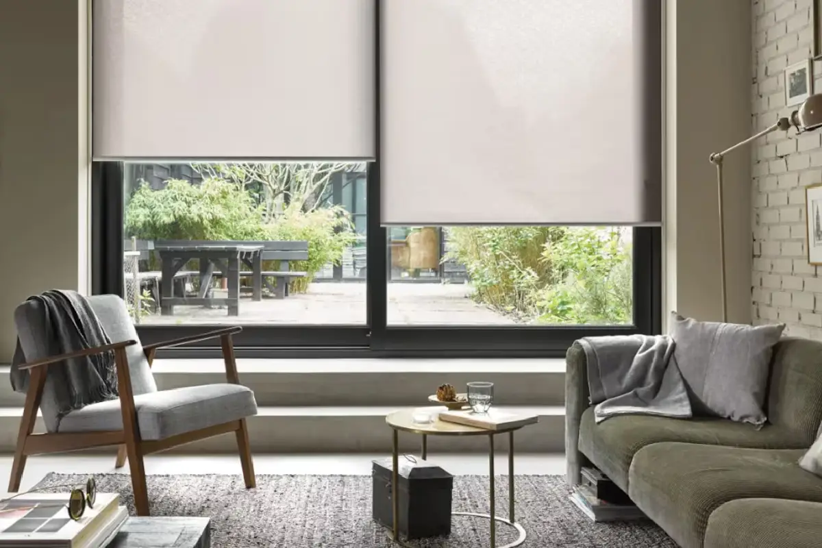 Težke zavese so iz mode v sodobnih dnevnih sobah: trend, ki prinaša svetlobo in prostornost