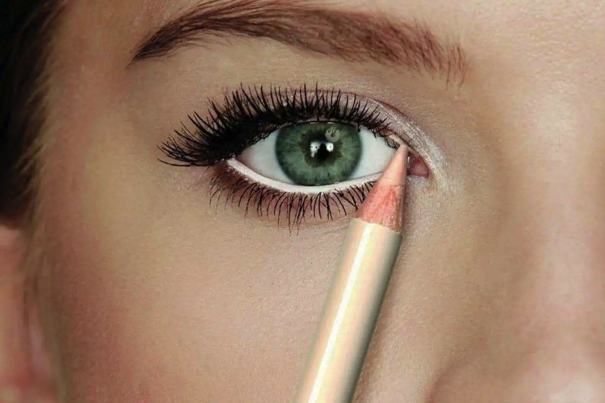 Ideal za +40: Trik ličenja, ki odpre pogled in pomladi do 10 let