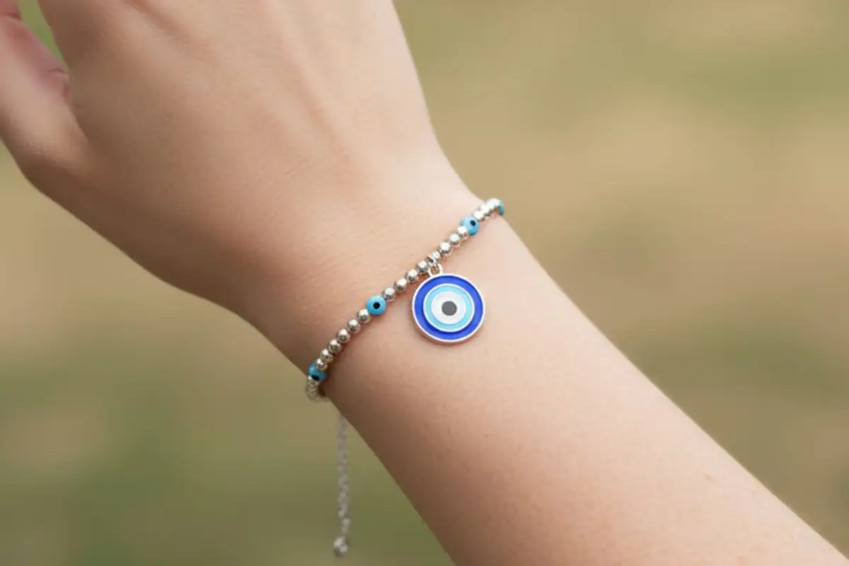 Zakaj nositi turško oko na zapestju: ni le modni dodatek