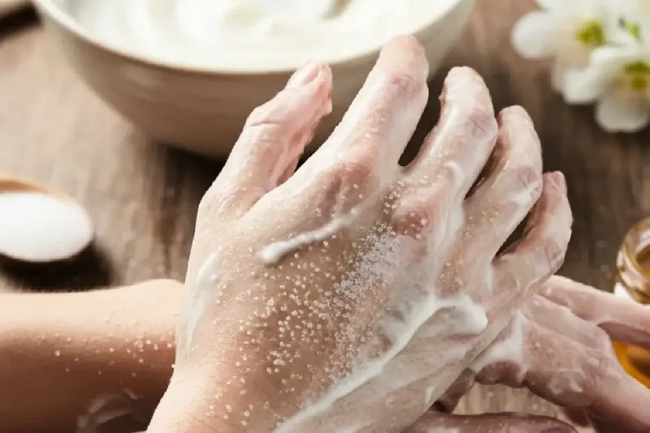 Umivanje rok z jogurtom in sladkorjem: zakaj ga priporočajo in kako deluje