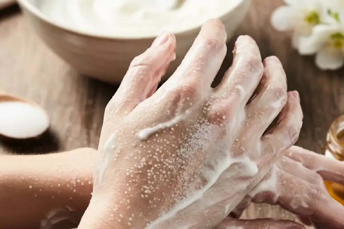 Umivanje rok z jogurtom in sladkorjem: zakaj ga priporočajo in kako deluje