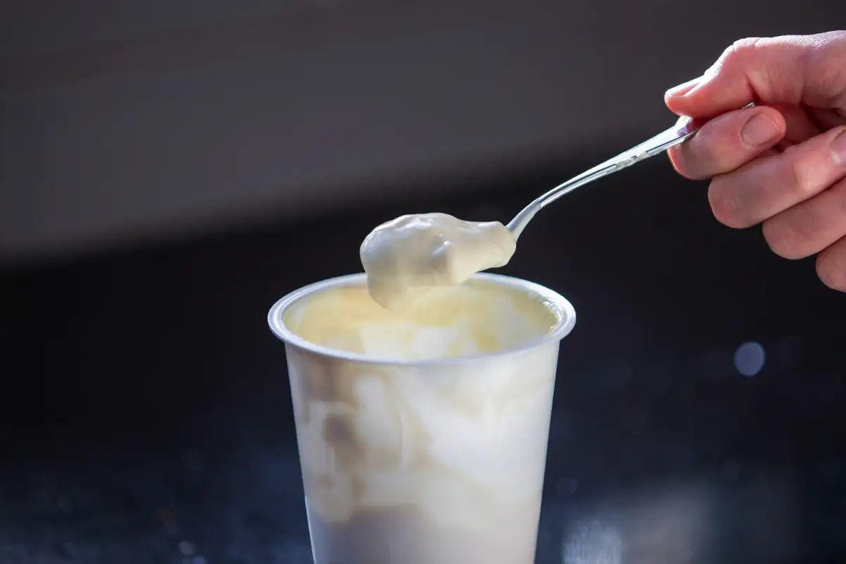 Umivanje rok z jogurtom in sladkorjem: zakaj ga priporočajo in kako deluje