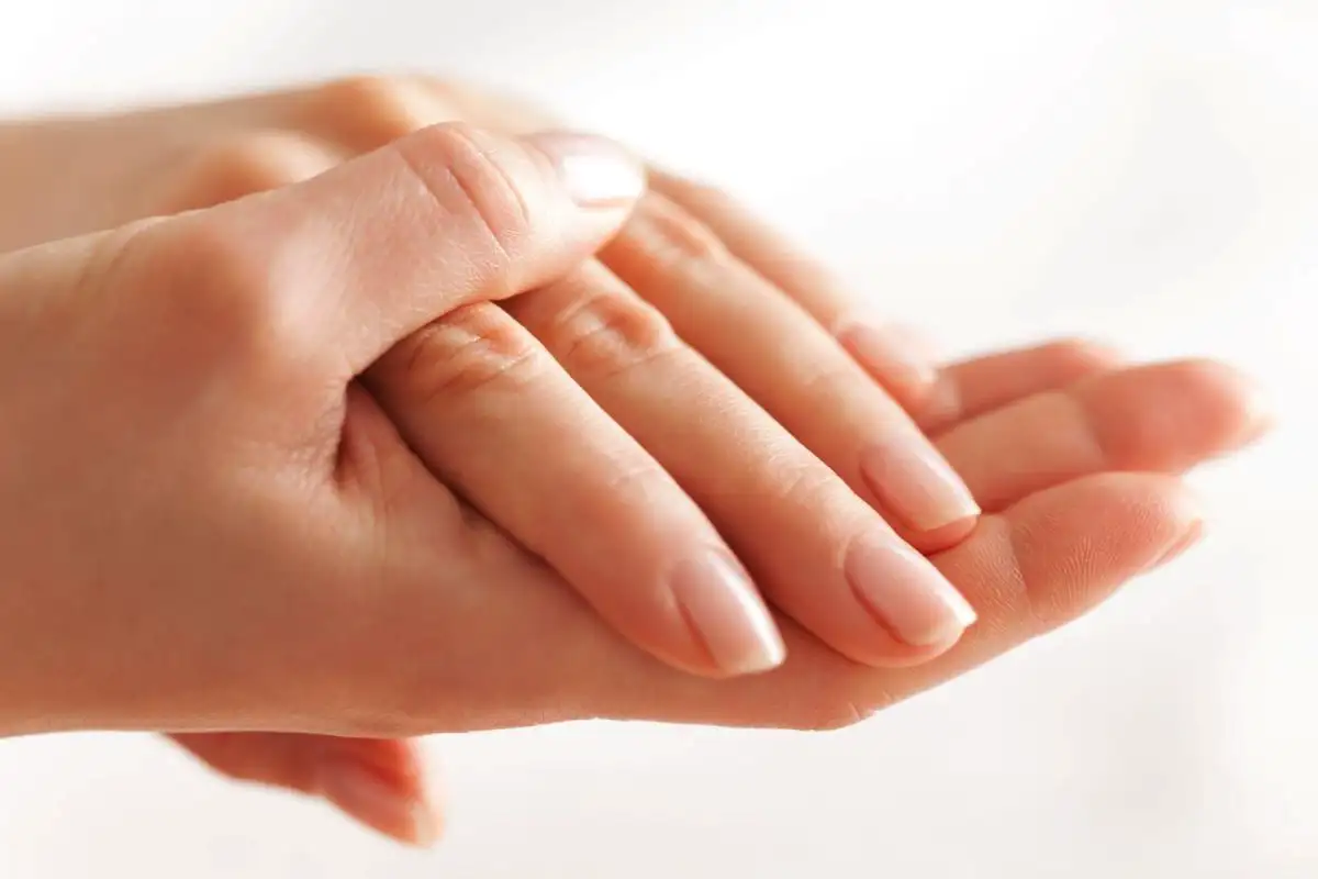 Umivanje rok z jogurtom in sladkorjem: zakaj ga priporočajo in kako deluje