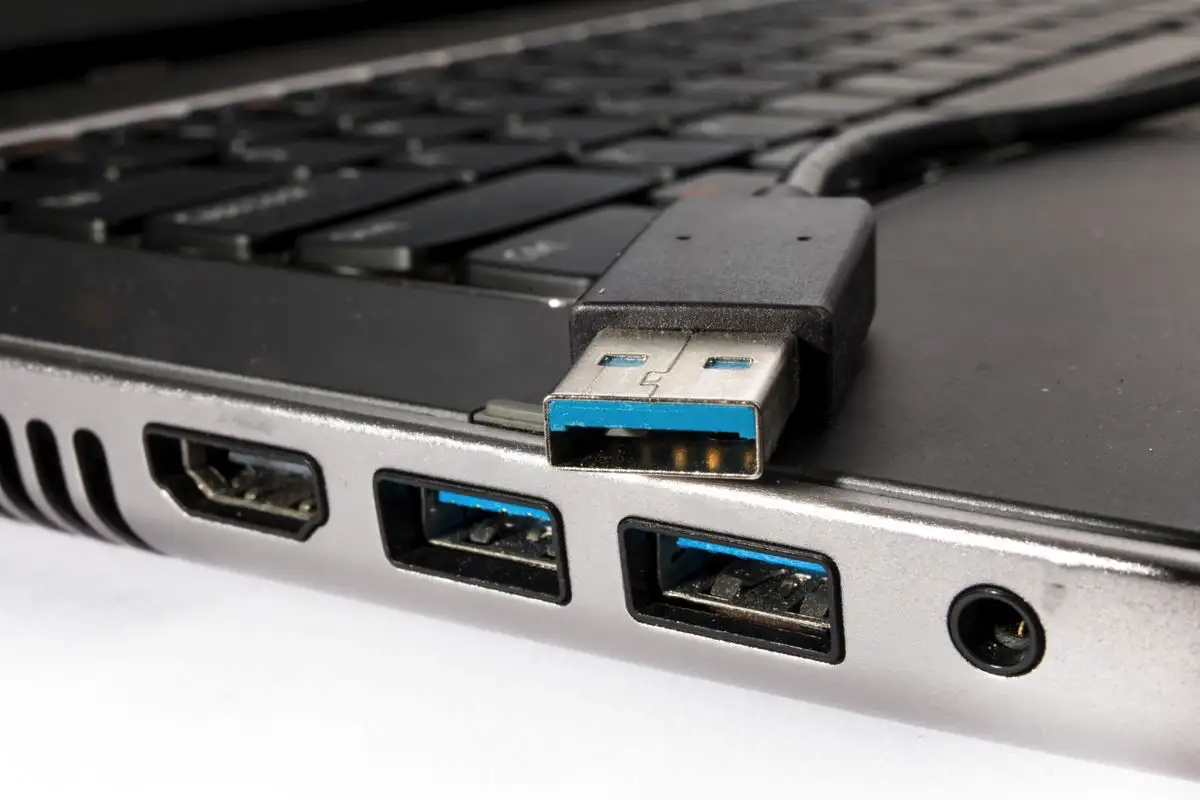 Zakaj imajo klasični USB-vtiči dve kvadratni luknjici – in nista tam samo zaradi lepšega videza