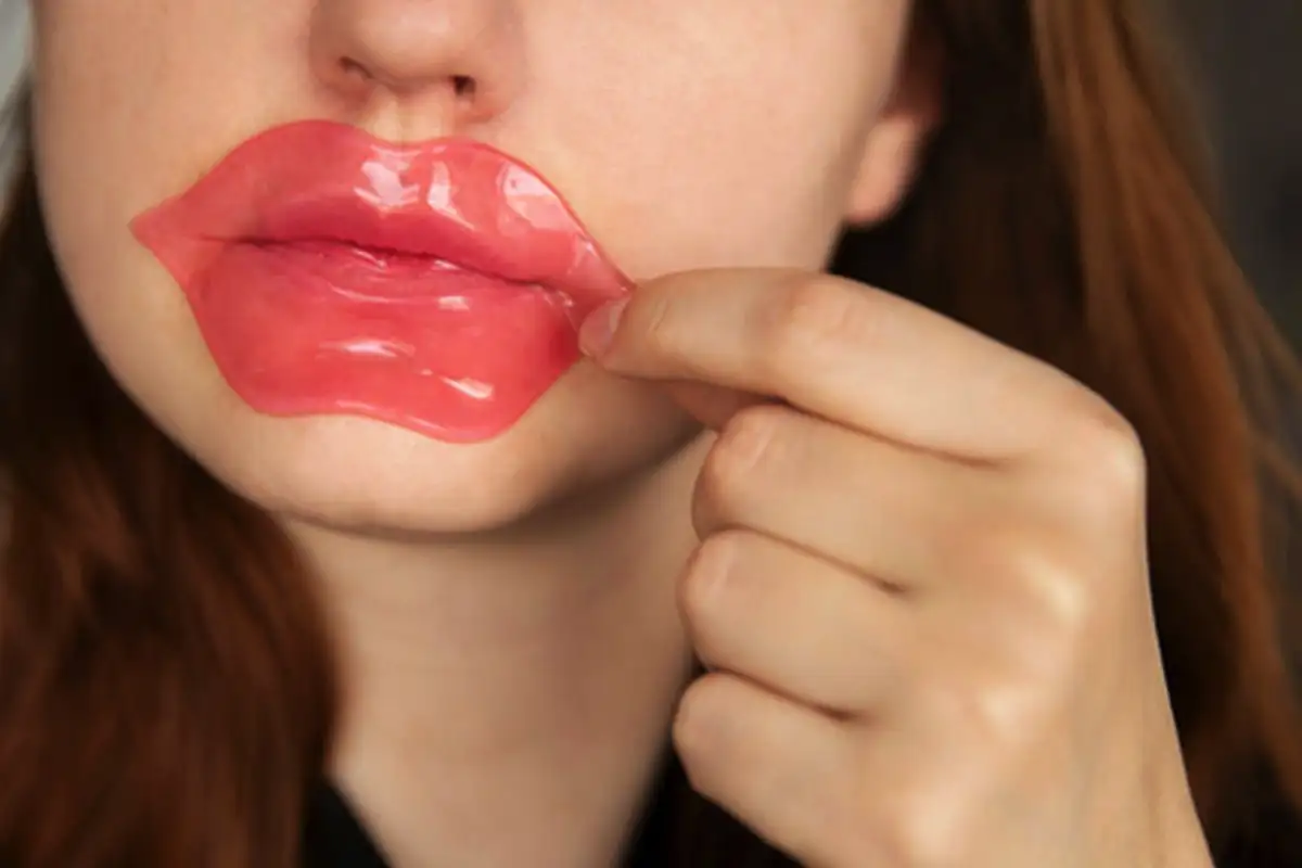 Kaj storiti, če so vam ustnice razpokane in suhe: nasveti dermatologov in kozmetologov