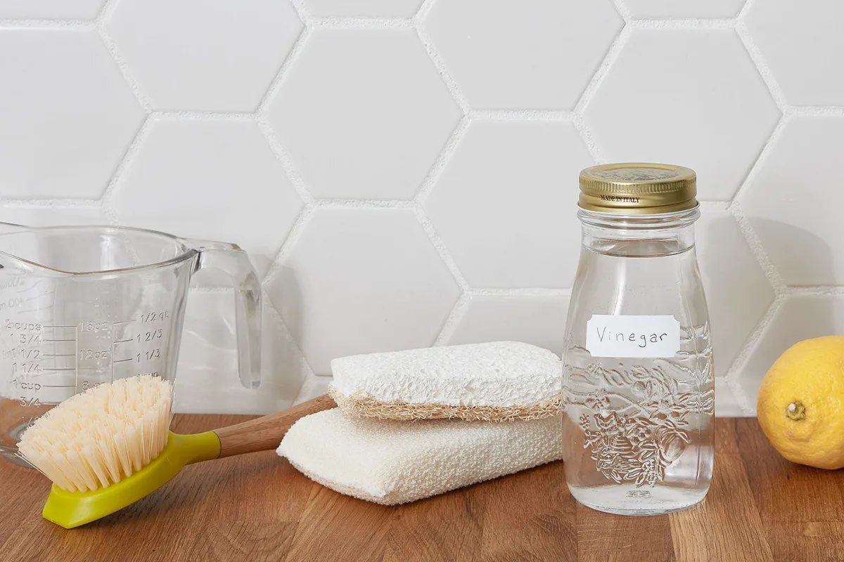 Vinager za čiščenje: Razredčite ga pravilno – strokovnjakinja razkriva razmerja za vsako površino