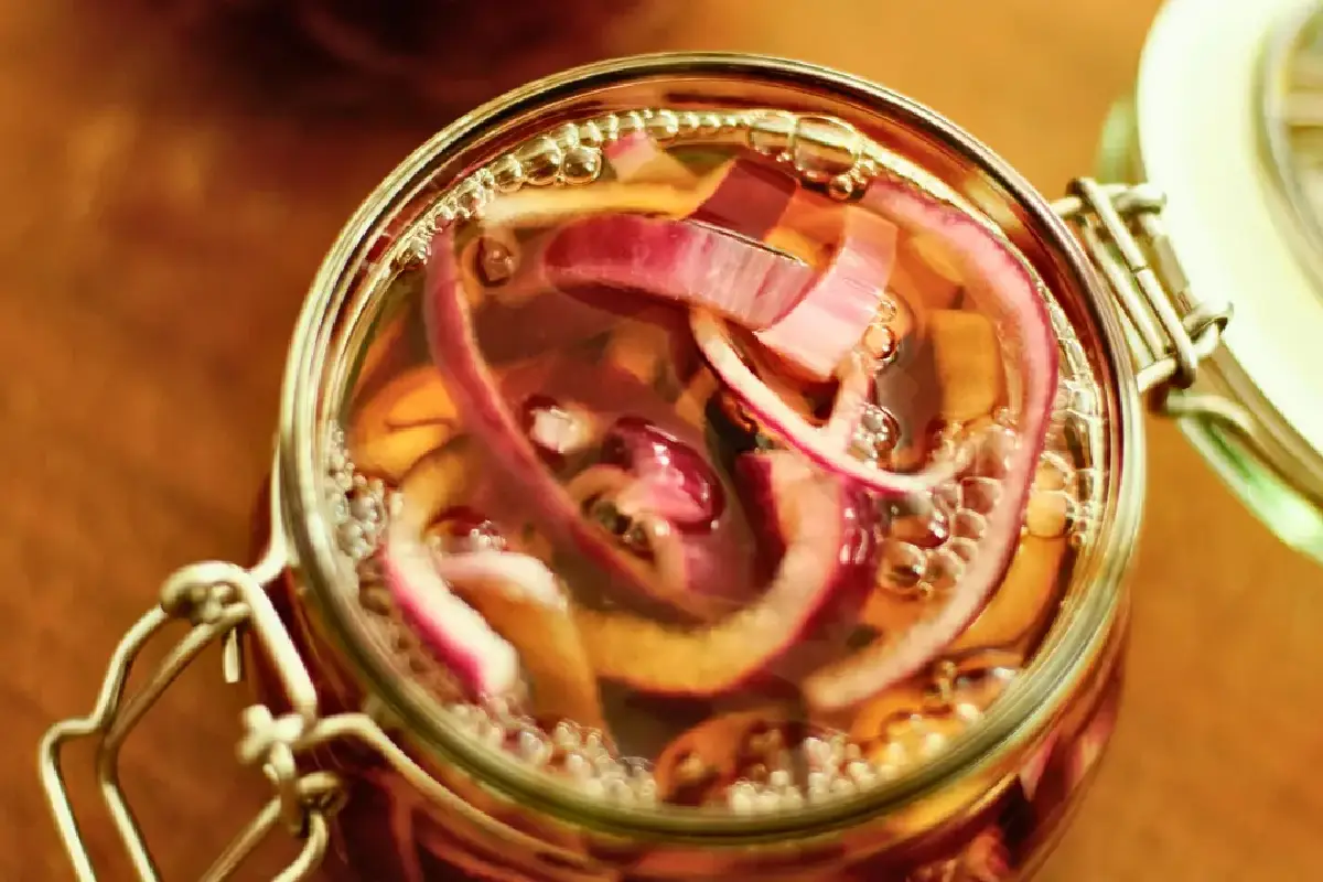 Zakaj mešati kis in čebulo v kozarcu: Pomen starodavnega trika escabeche