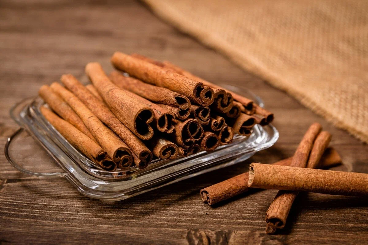 Kako Odpraviti Vonj Po Ocvrti Hrani Doma: Triki Iz Restavracij, Ki Zares Delujejo