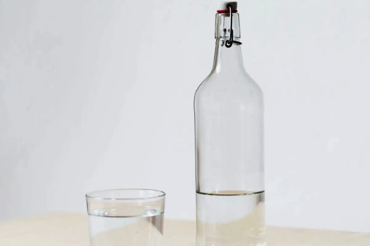 Pozabite na detergent, sodo in ure drgnjenja: edina domača mešanica, ki v 20 minutah vrne pekač iz pečice