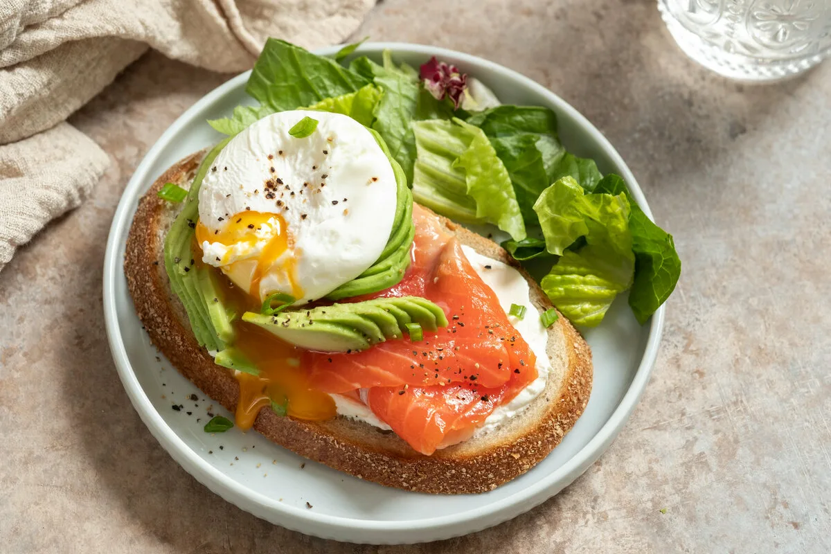 7 zajtrkov, ki ti po 40. letu dajo VEČ energije kot celo termo kave – in ti jo držijo do večera brez padcev!