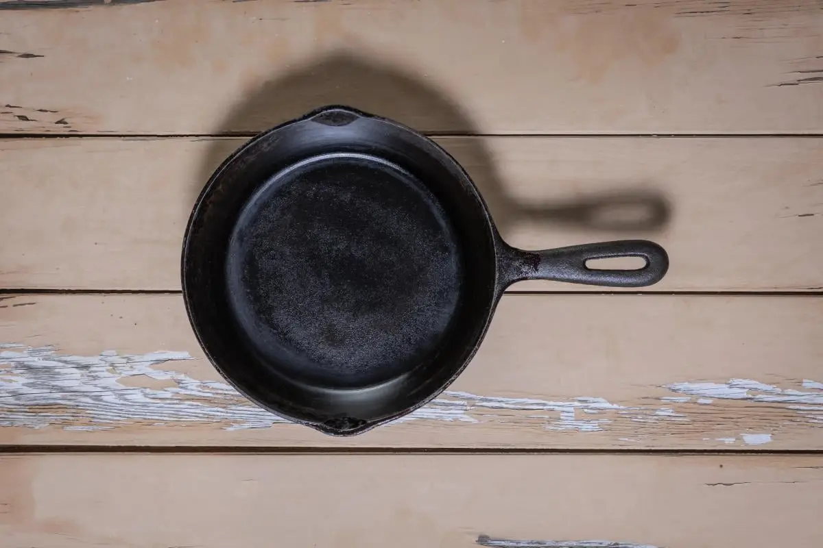 Kdaj je čas zamenjati litoželezno ponev: odgovor vas bo presenetil