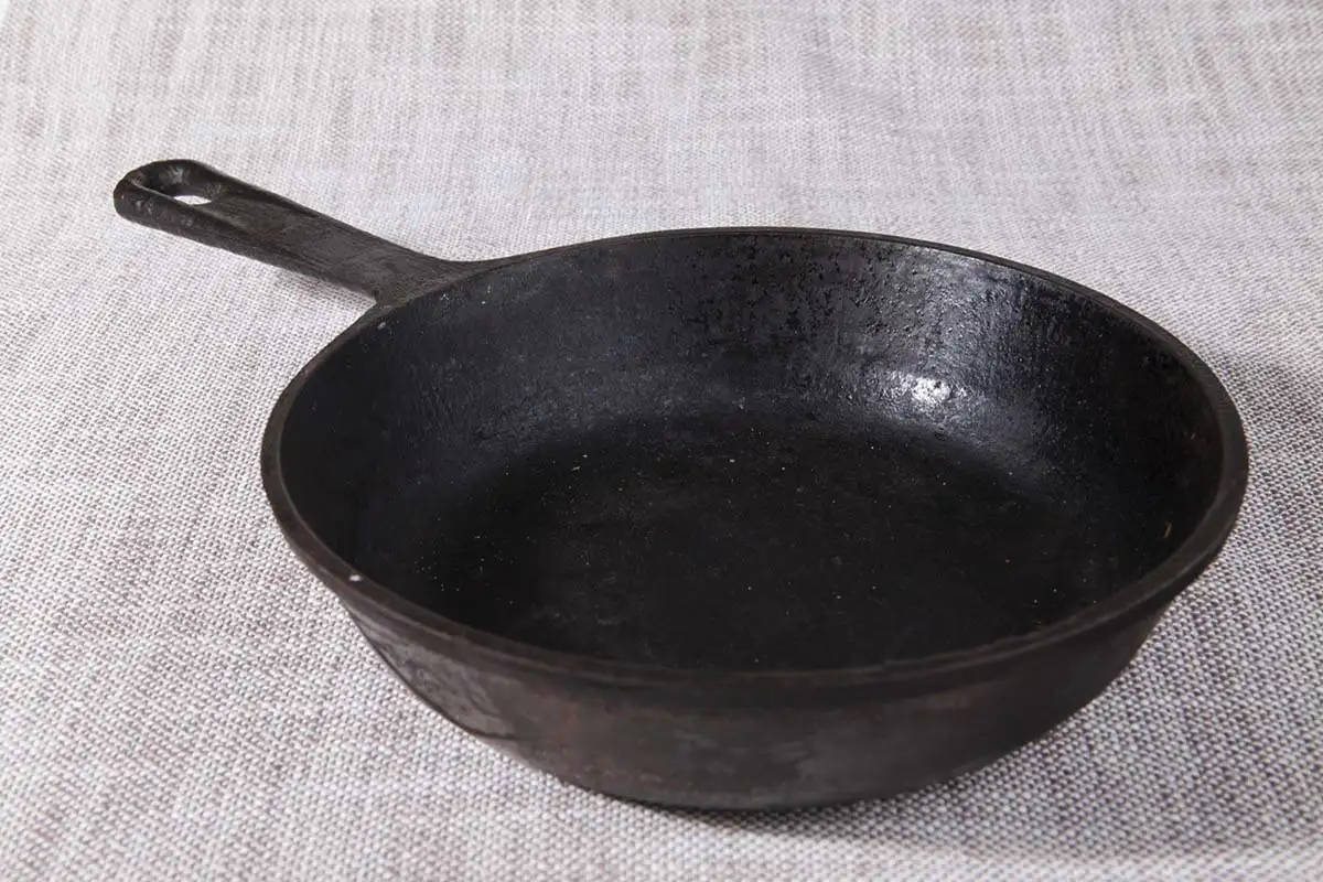 Kdaj je čas zamenjati litoželezno ponev: odgovor vas bo presenetil