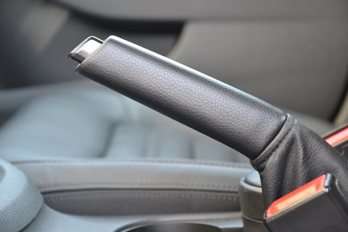 Zakaj moraš v dežju namerno “zlorabljati” zavore in ročno zavoro – in kako ti to reši življenje