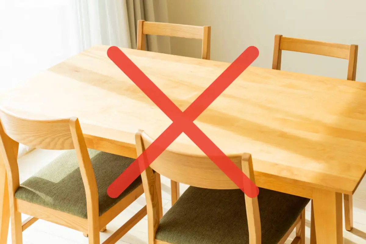 Zbogom klasični mizi: zidne zložljive mize so rešitev leta 2025 za vse majhne jedilnice